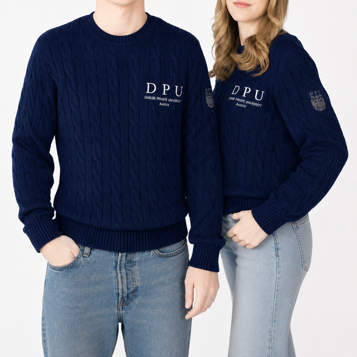 DPU Strickpullover in dunkelblau mit klassischem Zopfmuster, winterweißem DPU-Stick und aufgenähtem Wappen-Patch am Ärmel. Unisex.