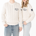 DPU Strickpullover in Winterweiß mit klassischem Zopfmuster, blauem DPU-Stick und aufgenähtem Wappen-Patch am linken Ärmel. Unisex.