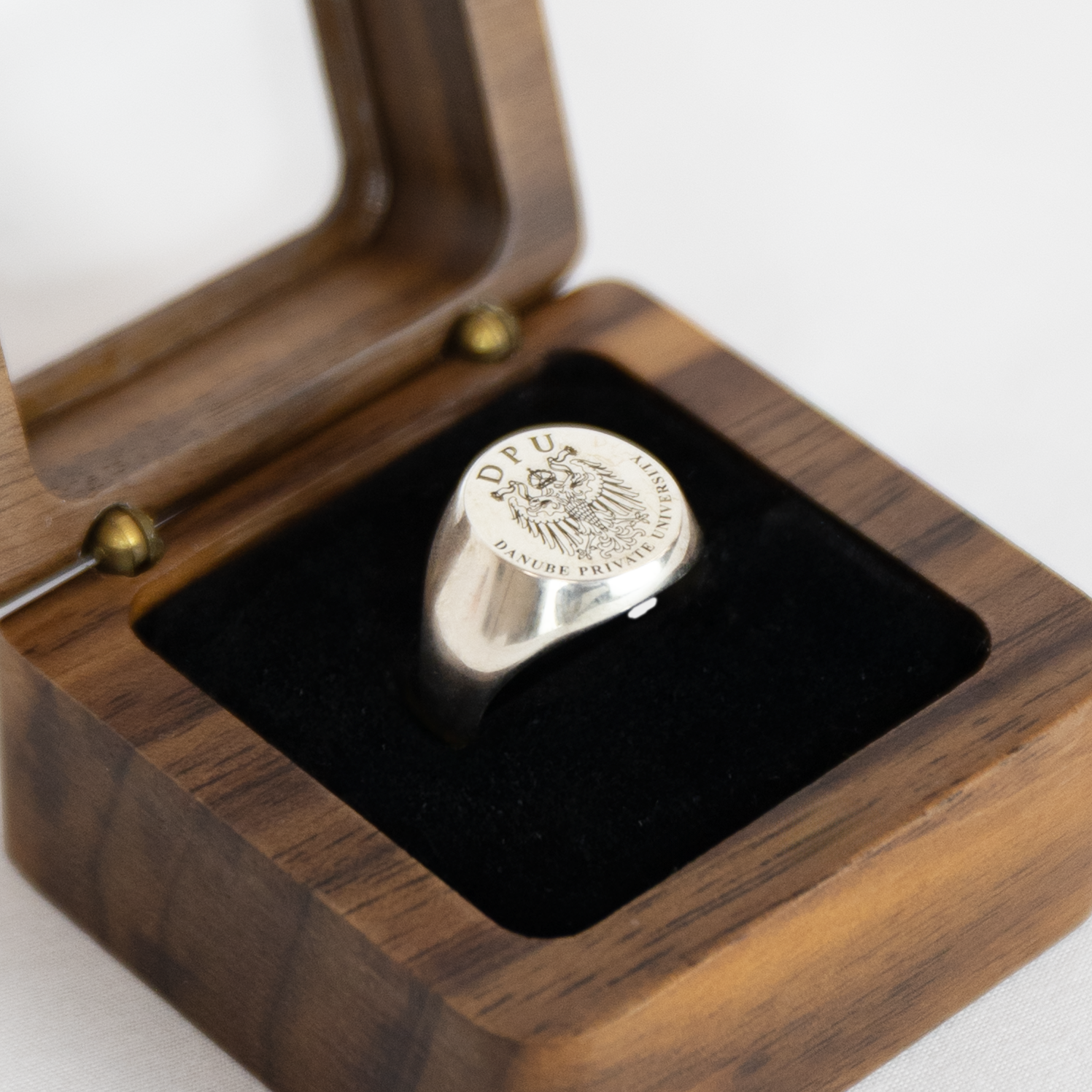 Kreisförmiger DPU-Siegelring aus 925 Sterling Silber mit eingraviertem DPU-Wappen, handgefertigt für Graduierte.