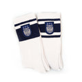 Weiße DPU Sportsocken mit dunkelblauen Streifen, seitlichem Wappen-Patch und DPU-Schriftzug auf der Sohle im 2er Set.