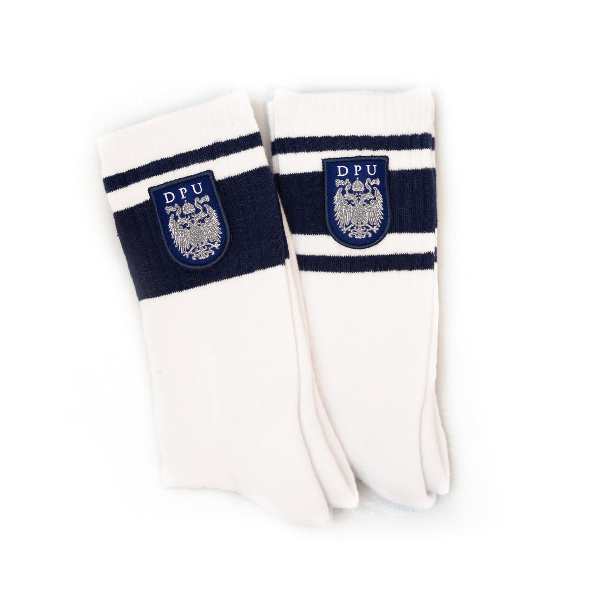 Weiße DPU Sportsocken mit dunkelblauen Streifen, seitlichem Wappen-Patch und DPU-Schriftzug auf der Sohle im 2er Set.