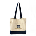 DPU Shopper aus 100 % Baumwolle in Winterweiß und Blau mit 3 Außentaschen und langen Tragegriffen. Mit DPU-Wappen und DPU-Schriftzug auf der Vorderseite sowie hochwertiger 320 gsm Qualität.