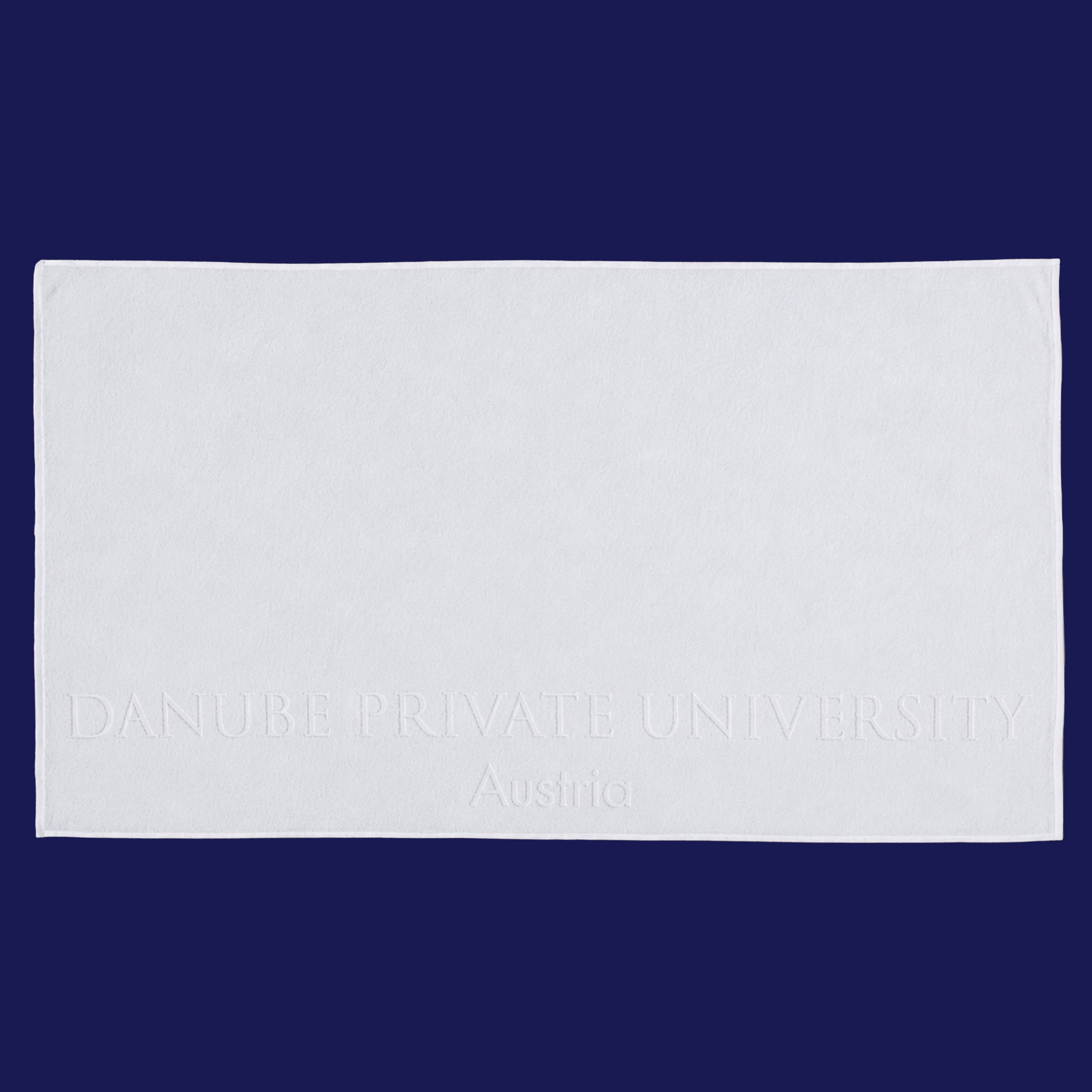 Weißes DPU Badetuch aus 100 % Baumwolle mit geprägtem  DPU-Schriftzug, hochwertige Frottee-Qualität mit 450 g/m².