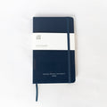 DPU Notizbuch Größe L von Moleskine in Saphirblau. Hochwertiger Einband, 240 blanko Seiten, elastischer Verschluss & Innentasche. Ideal für Studium & Alltag.