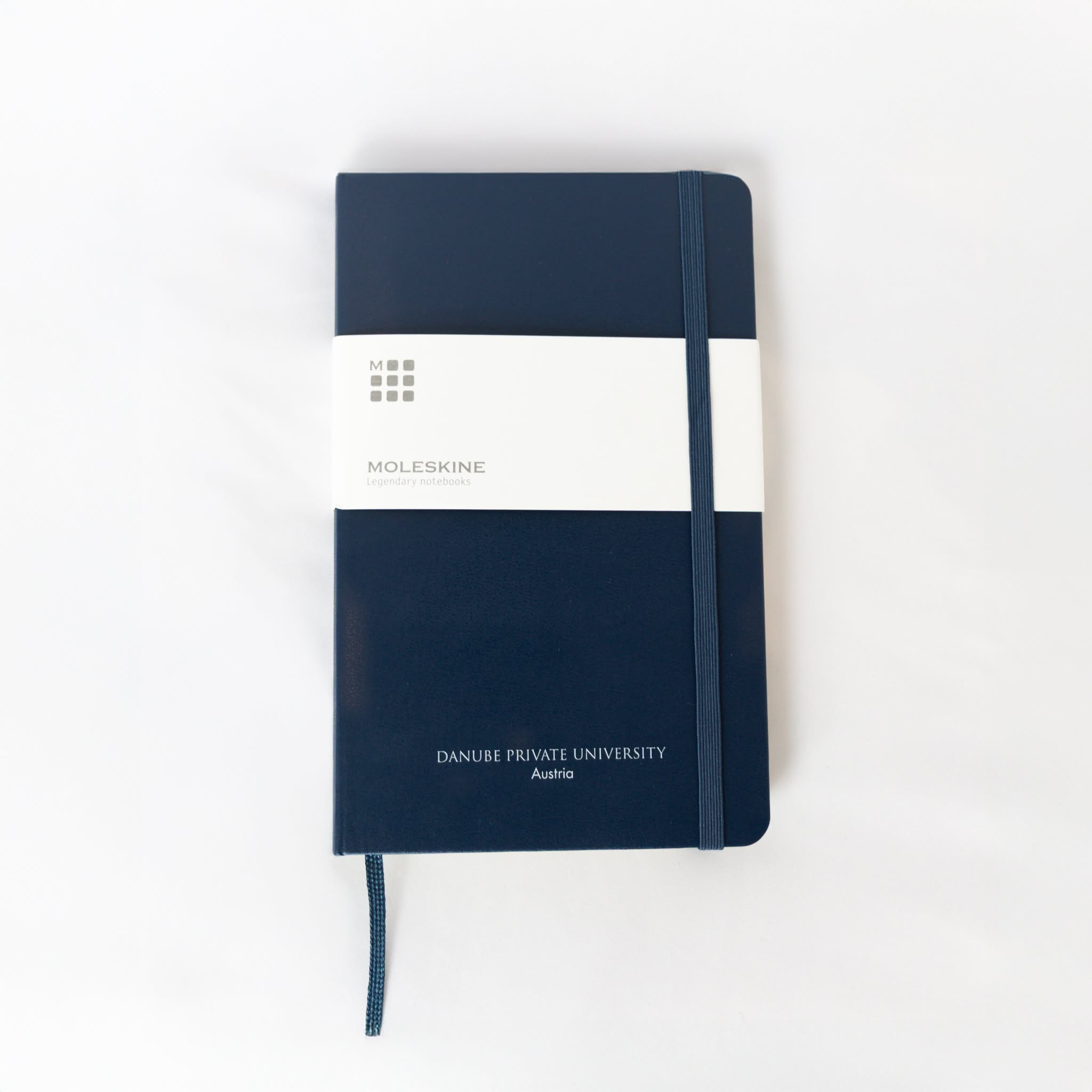 DPU Notizbuch Größe L von Moleskine in Saphirblau. Hochwertiger Einband, 240 blanko Seiten, elastischer Verschluss & Innentasche. Ideal für Studium & Alltag.