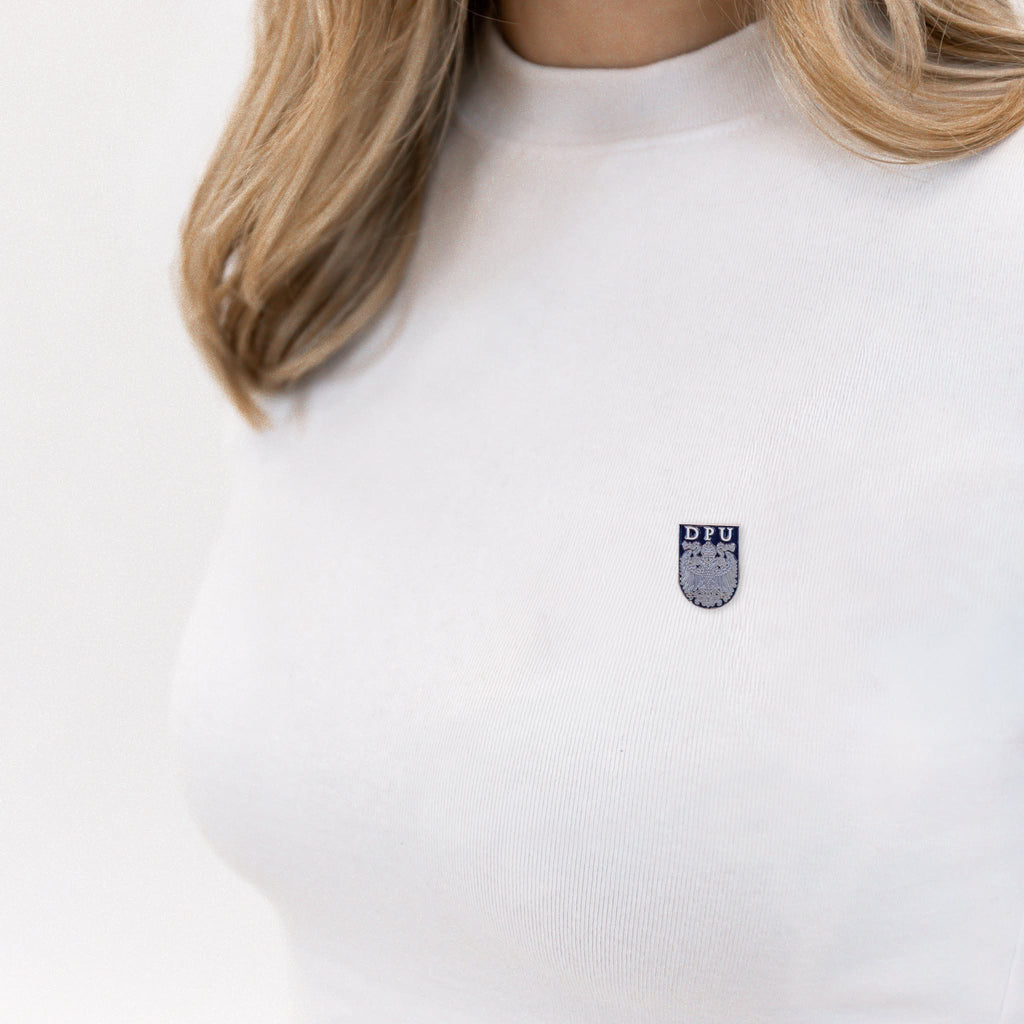 DPU-Ansteckpin aus Metall mit Wappen in Silber, Weiß und Blau, sicher befestigt mit einer feinen Sicherheitsnadel.