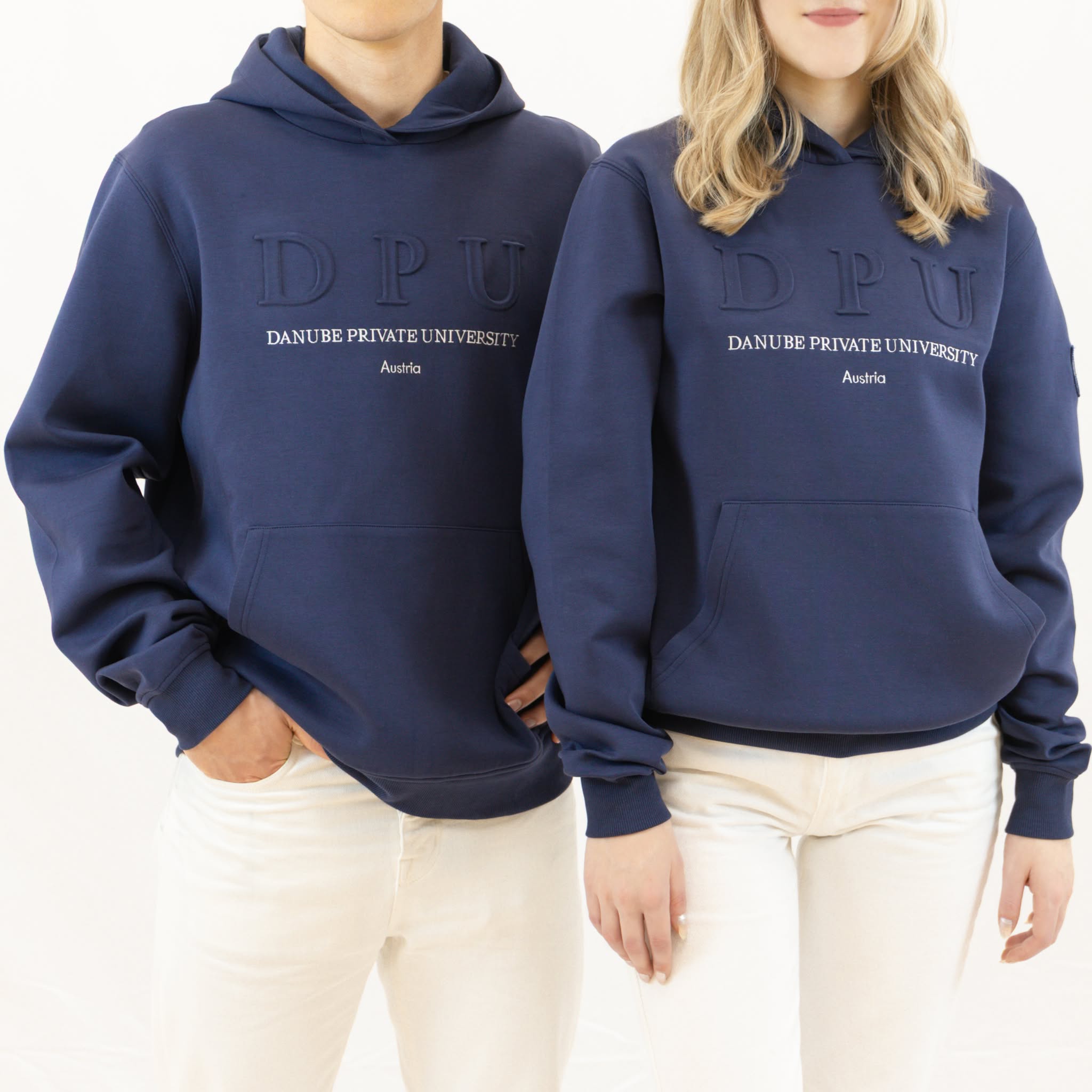Blauer DPU-Hoodie mit geprägtem DPU-Logo, weißem Schriftzug auf der Vorderseite und aufgenähtem Wappen-Patch am linken Ärmel.