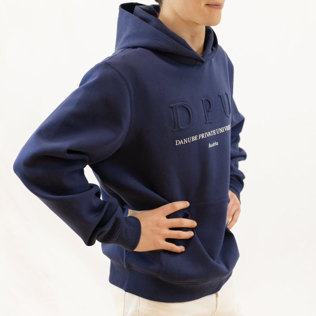 Blauer DPU-Hoodie mit geprägtem DPU-Logo, weißem Schriftzug auf der Vorderseite.