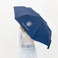 Dunkelblauer DPU-Regenschirm mit Windproof-System, Vollautomatik und gummibeschichtetem Griff, zusammenklappbar und kompakt.