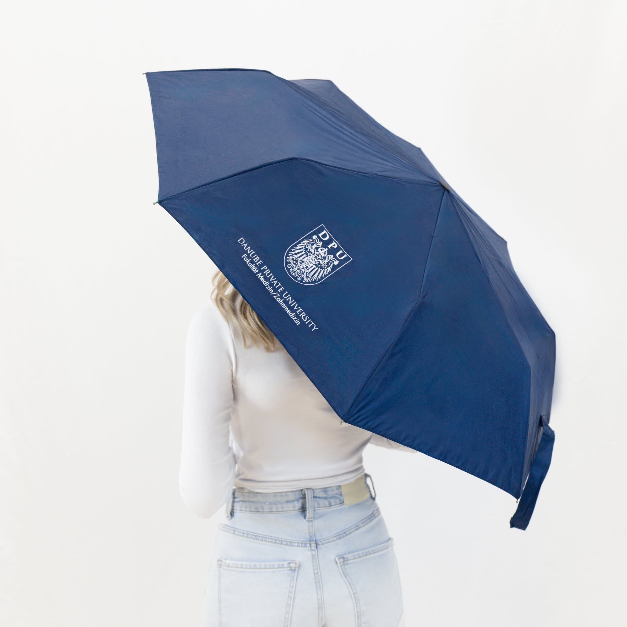 Dunkelblauer DPU-Regenschirm mit Windproof-System, Vollautomatik und gummibeschichtetem Griff, zusammenklappbar und kompakt.